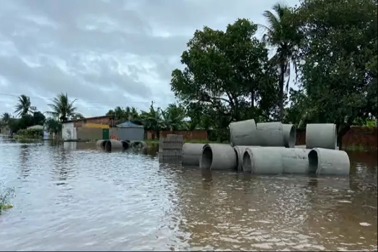 Quase 3 mil pessoas ficam desalojadas após forte chuva em Prado