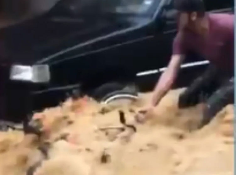 Ruas de Barra do Choça ficam alagadas por causa de fortes chuvas