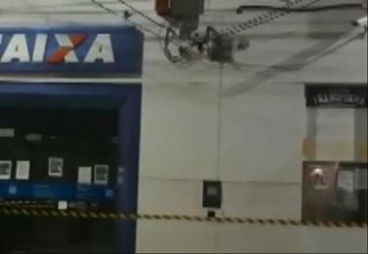 Jeremoabo: Grupo explode agência da Caixa Econômica e faz morador como refém