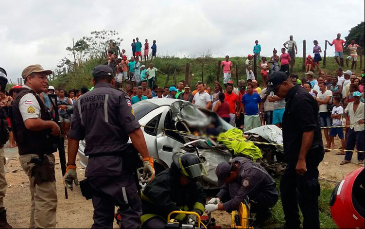 Colisão entre carro e ônibus deixa 3 irmãos mortos na Bahia