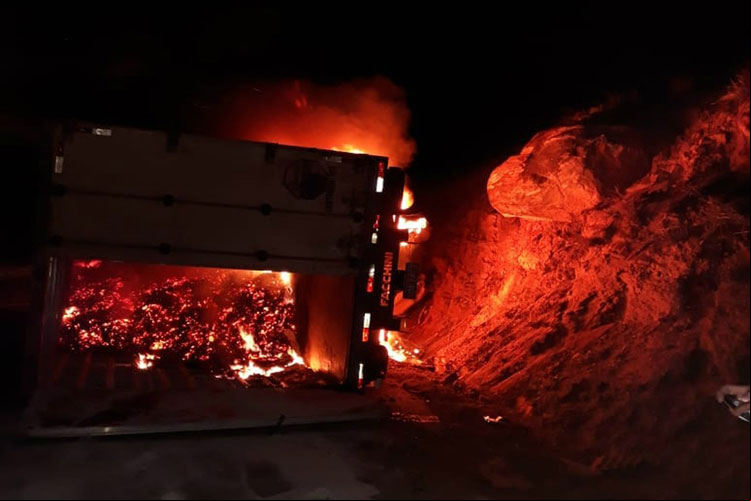 Motorista de carreta morre após veículo tombar e pegar fogo no sudoeste baiano