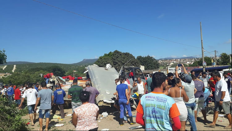 Chapada Diamantina: Batida entre carreta e micro-ônibus deixa 6 mortos e 26 feridos em Seabra