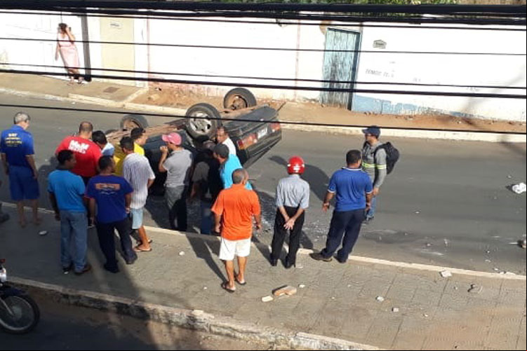 Brumado: Celular ao volante provoca capotamento na Avenida João Paulo I