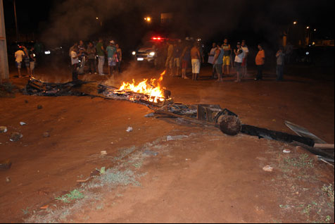 Brumado: Revoltados, moradores bloqueiam rua e incendeiam troncos exigindo pavimentação